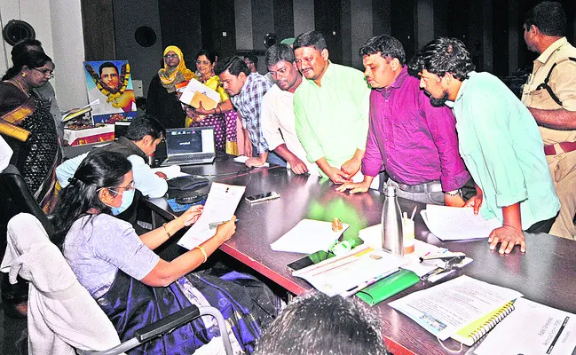 రోడ్డు వేయాలి.. లీజు రద్దు చేయాలి