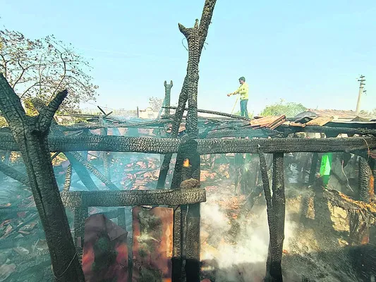 షార్ట్‌ సర్క్యూట్‌తో ఇల్లు దగ్ధం