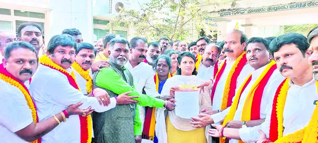 డిమాండ్ల సాధన కోసం కరవే ధర్నా