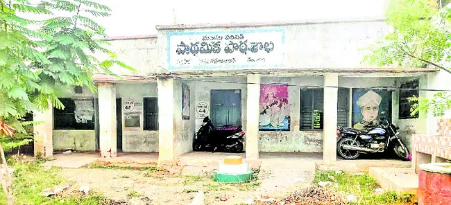 పాఠాలు చెప్పేది ఎవరు ?