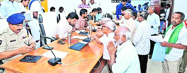 అర్జీల పరిష్కారానికి అధిక ప్రాధాన్యం 