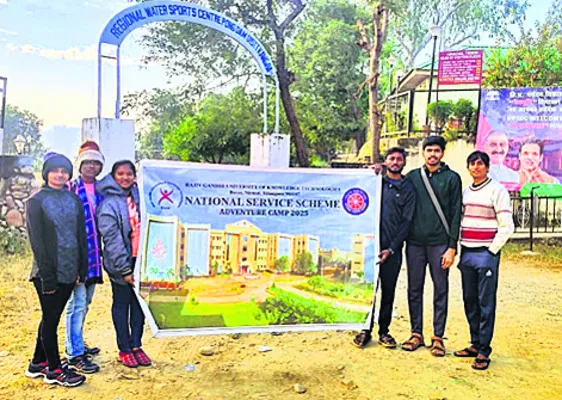 అడ్వెంచర్‌ క్యాంపులో ఆర్జీయూకేటీ వలంటీర్లు 