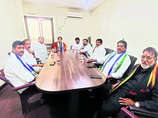 పార్టీ బలోపేతానికి కృషి చేయాలి