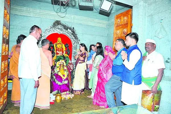 అడెల్లి మహా పోచమ్మకు  కలెక్టర్‌ పూజలు
