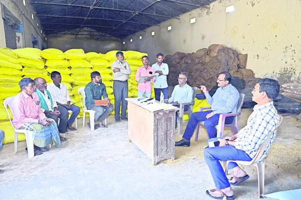 ఎరువులను పక్కదారి పట్టిస్తే చర్యలు