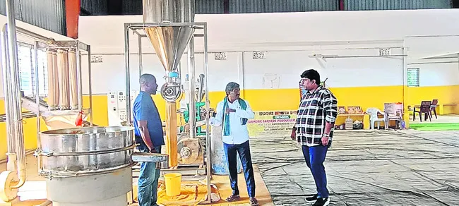 పసుపు పరిశ్రమను సందర్శించిన నైజీరియా రైతు 