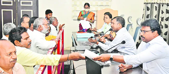 సమస్యలతో పోటెత్తిన అర్జీదారులు 