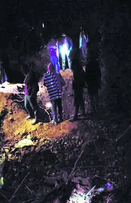 సిగినాపల్లి క్వారీలో గుట్టుగా రంగురాళ్ల తవ్వకాలు? 