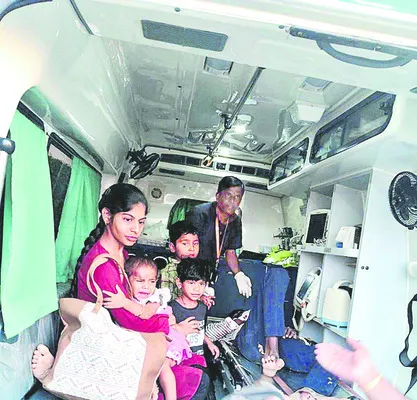 ఓఆర్‌ఆర్‌ డివైడర్‌పైకి దూసుకెళ్లిన కారు 