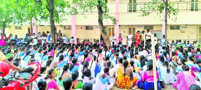 ఆశా వర్కర్ల సమస్యలకు అధికారులే కారణం 