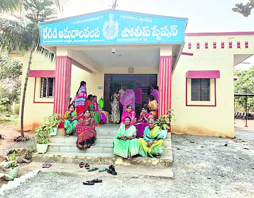 సీఎస్‌పీపై మహిళా సంఘాల ఫిర్యాదు