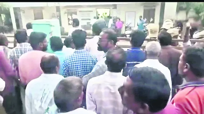 తల్లంపాడు ఉపసర్పంచ్‌  ఎన్నికలో రసాభసా
