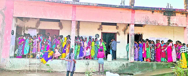 పోటెత్తి.. ఓటేసిన పల్లెజనం