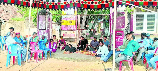 మా డబ్బు ఎప్పుడు చెల్లిస్తారు..? 