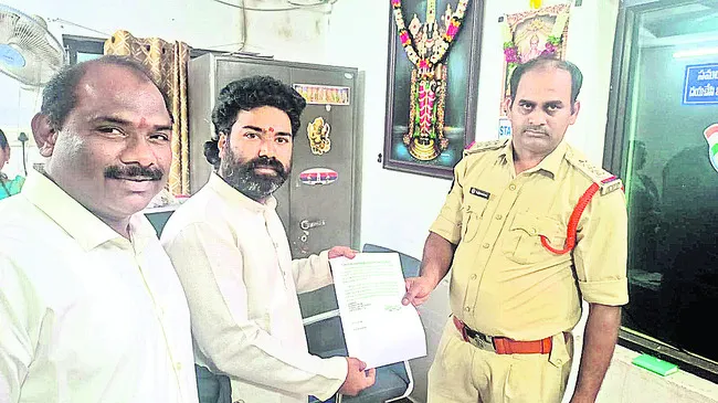 వైఎస్సార్‌సీపీ రాష్ట్ర మీడియా ఫ్యానలిస్టుకు నోటీసు 