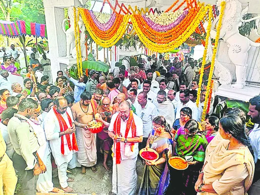 సోపానం.. భక్త నీరాజనం..