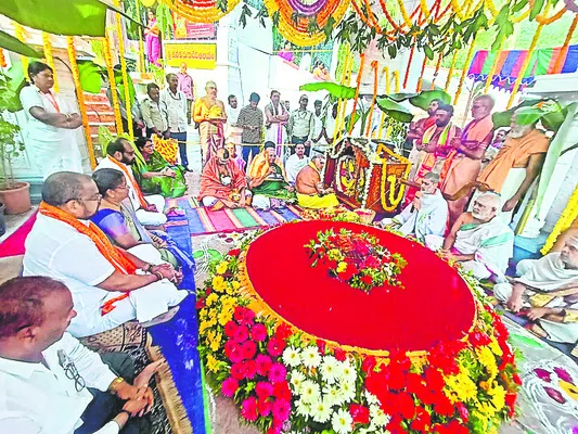 సోపానం.. భక్త నీరాజనం..