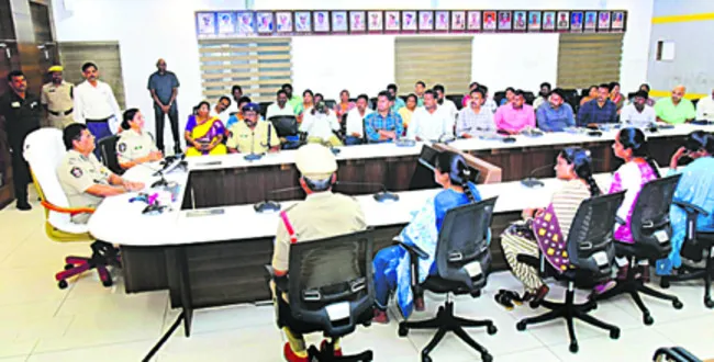 కొత్తగా ఎంపికై న కానిస్టేబుళ్లకు దిశానిర్దేశం 