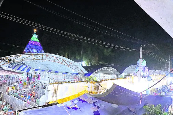 సమ్మక్క భక్తులకు ముస్తాబైన వేములవాడ