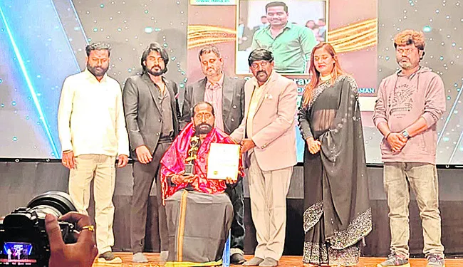 ‘మా ఊరి వెంకన్న’ చిత్ర నిర్మాత, దర్శకులకు అవార్డు ప్రదా