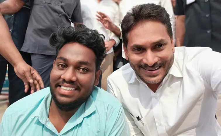 రాజేష్‌తో వైఎస్‌ జగన్‌ స్పెషల్‌ సెల్ఫీ