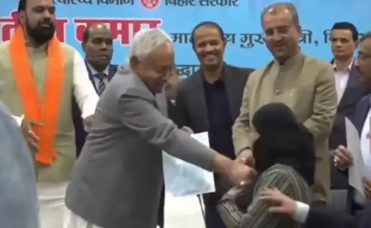 హిజాబ్‌ పైకెత్తి.. వైద్యురాలి మొహంలోకి చూసి 