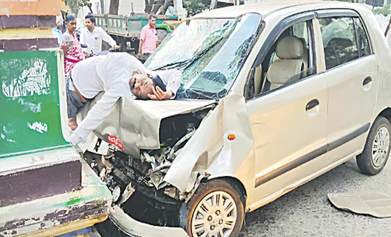 బ్రేక్ అనుకుని యాక్సిలరేటర్ నొక్కడంతో ఘోర ప్రమాదం