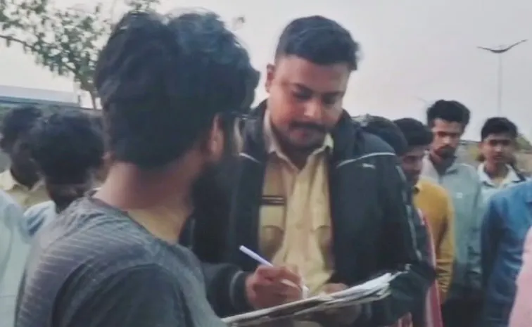 నిజామాబాద్‌:  ఇందల్వాయిలో కాల్పుల కలకలం