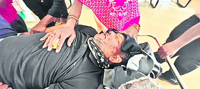 రోడ్డు ప్రమాదంలో వ్యక్తికి తీవ్ర గాయాలు