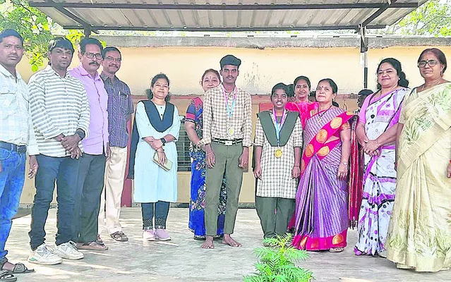 జాతీయస్థాయి సాఫ్ట్‌బాల్‌ పోటీలకు ఆరికతోట విద్యార్థులు