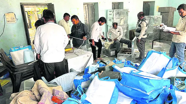 ప్రజాతీర్పు నిక్షిప్తం 
