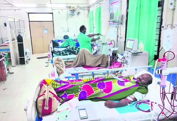 పడకలు లేక ప్రైవేట్‌కు..