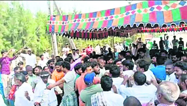 టీడీపీ నాయకుల కుమ్ములాట 