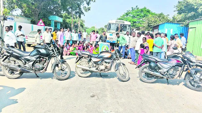 సీసీకుంట పోలీస్‌స్టేషన్‌ ఎదుట బైఠాయింపు 