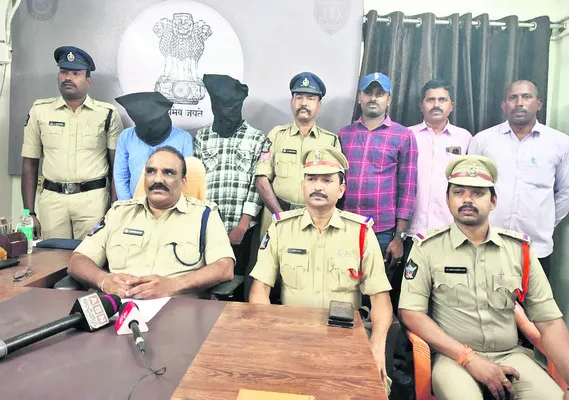 చైన్‌ స్నాచర్‌ల అరెస్ట్‌ 
