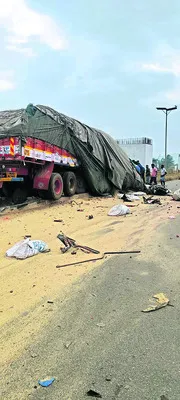 బైక్‌, కారుకు లారీ ఢీ.. నలుగురు మృతి 