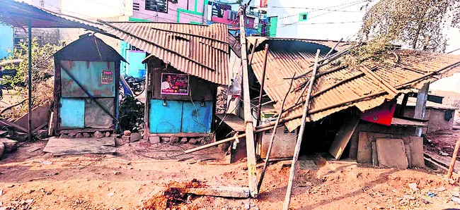 విద్యుత్‌ స్తంభాన్ని ఢీకొన్న ఆర్టీసీ బస్సు 