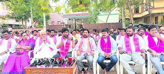 అన్నారం బ్యారేజీలో మంత్రుల ఇసుక దందా