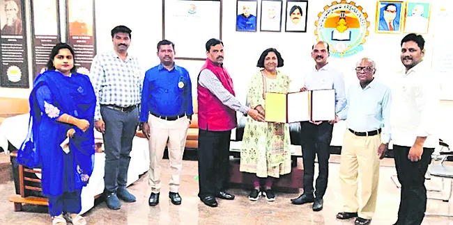 మ్యాజిక్‌ బస్‌తో కేయూ అవగాహనా ఒప్పందం 