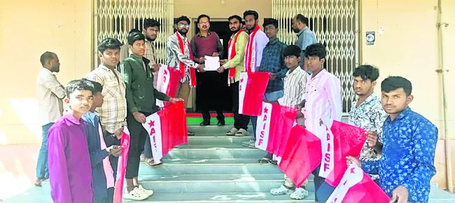 మెడికల్‌ కాలేజీలను ప్రభుత్వమే నిర్వహించాలి 