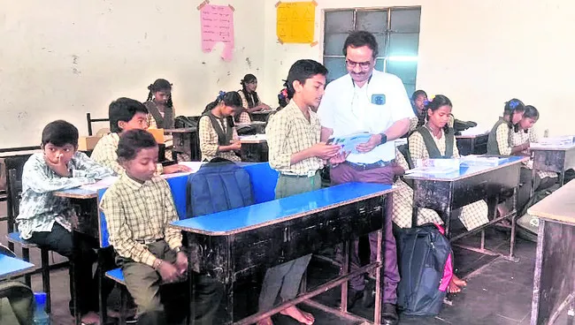 వంద శాతం ఉత్తీర్ణత  సాధించాలి 