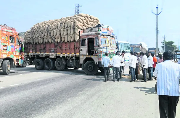 ధాన్యం లారీలతో రైతుల ఆందోళన 