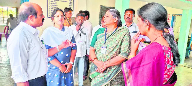 అధికారులు బాధ్యతతో పనిచేయాలి