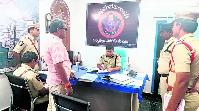 పెండింగ్‌ కేసులను త్వరితగతిన పరిష్కరించండి 