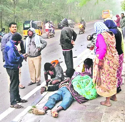 మూడు బైక్‌లు ఢీ..