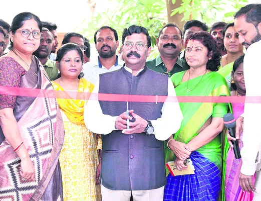 యువత సేవా కార్యక్రమాల్లో పాల్గొనాలి 