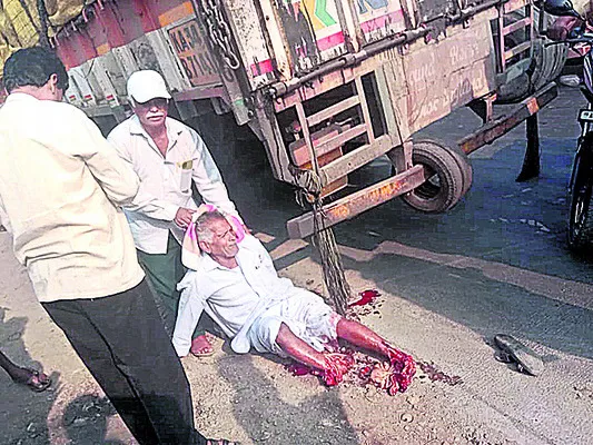 లారీ ఢీ.. రెండు కాళ్లు కోల్పోయిన వృద్ధుడు