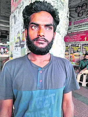 ఇనుప పైపు పడి వ్యక్తికి గాయాలు 