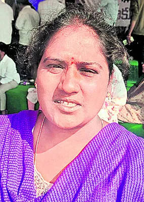 చెట్టుకింద ఉంటున్నాం