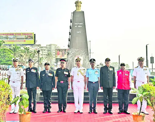 అమర జవాన్లకు ఘన నివాళి 